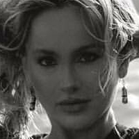 Anya Nicolodi Çıplak