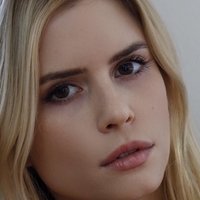 Carlson Young Çıplak