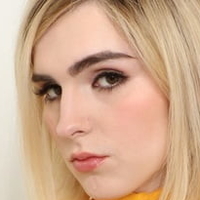 Ella Hollywood Çıplak