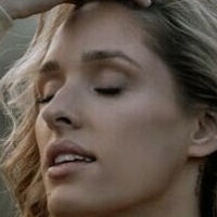 Emily Viuhkola Çıplak