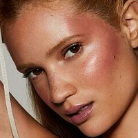 Laura Azevedo Çıplak