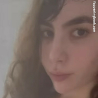 Mari Capri Çıplak