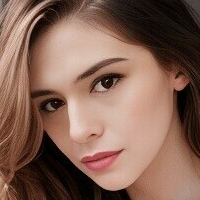 Nicole Maines Çıplak