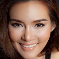 Yayaying Rhatha Phongam Çıplak